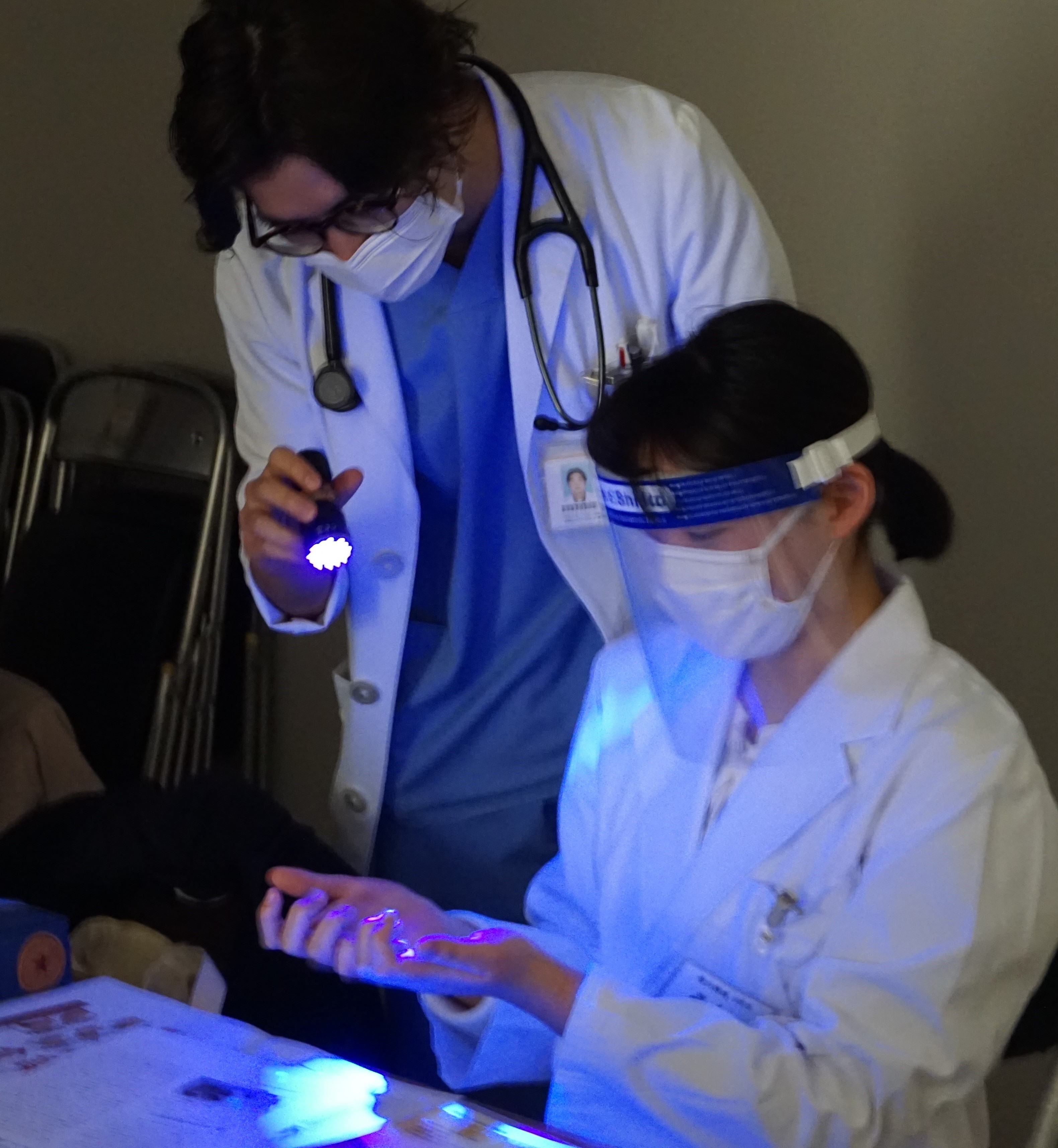 研修医の手洗いチェック 研修医が手洗いが上手にできているかチェックしています。