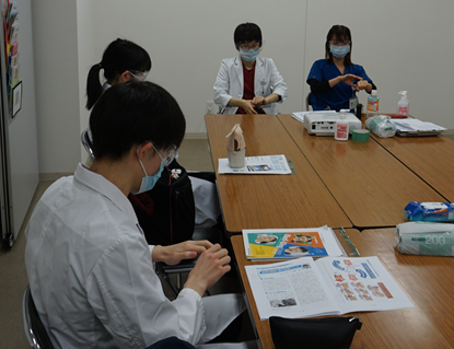 研修医の手洗いのレクチャー 高校生に手洗いのレクチャーをする研修医