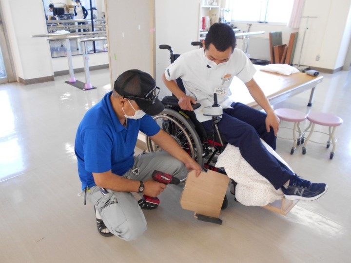 施設課スタッフと一緒に